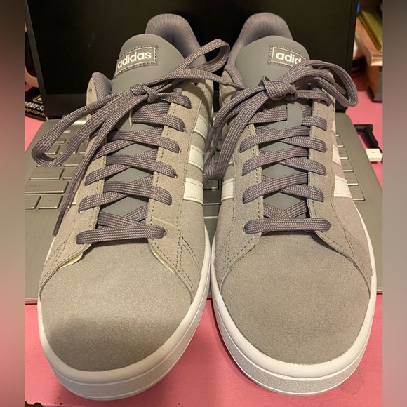 NWOB, Men’s Size 10 Adidas Cloudfoam Comfort Gray Suede White Sneakers - Picture 3 of 5